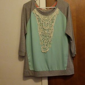 3/4 sleeve blouse with crocheted decal